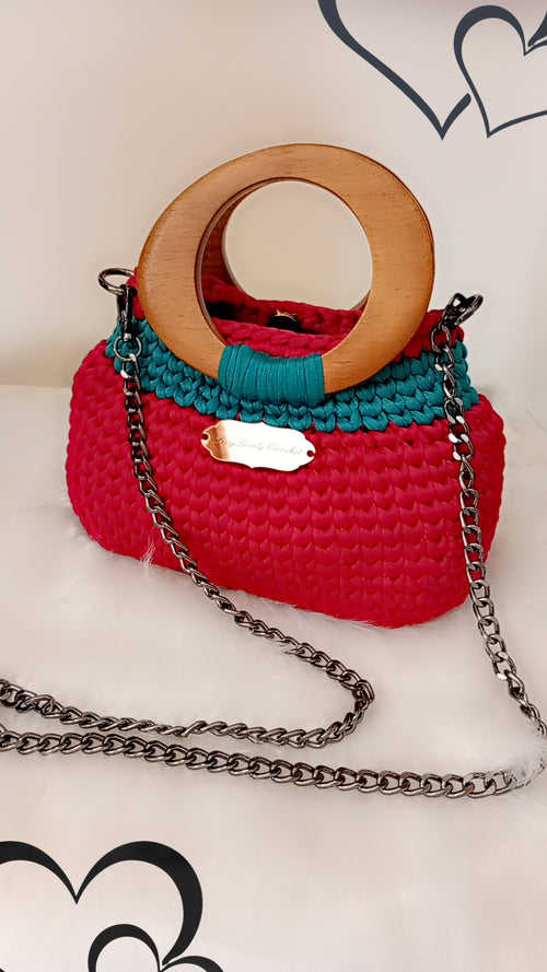 Affirmez votre style avec le sac au crochet bicolore tendance.
